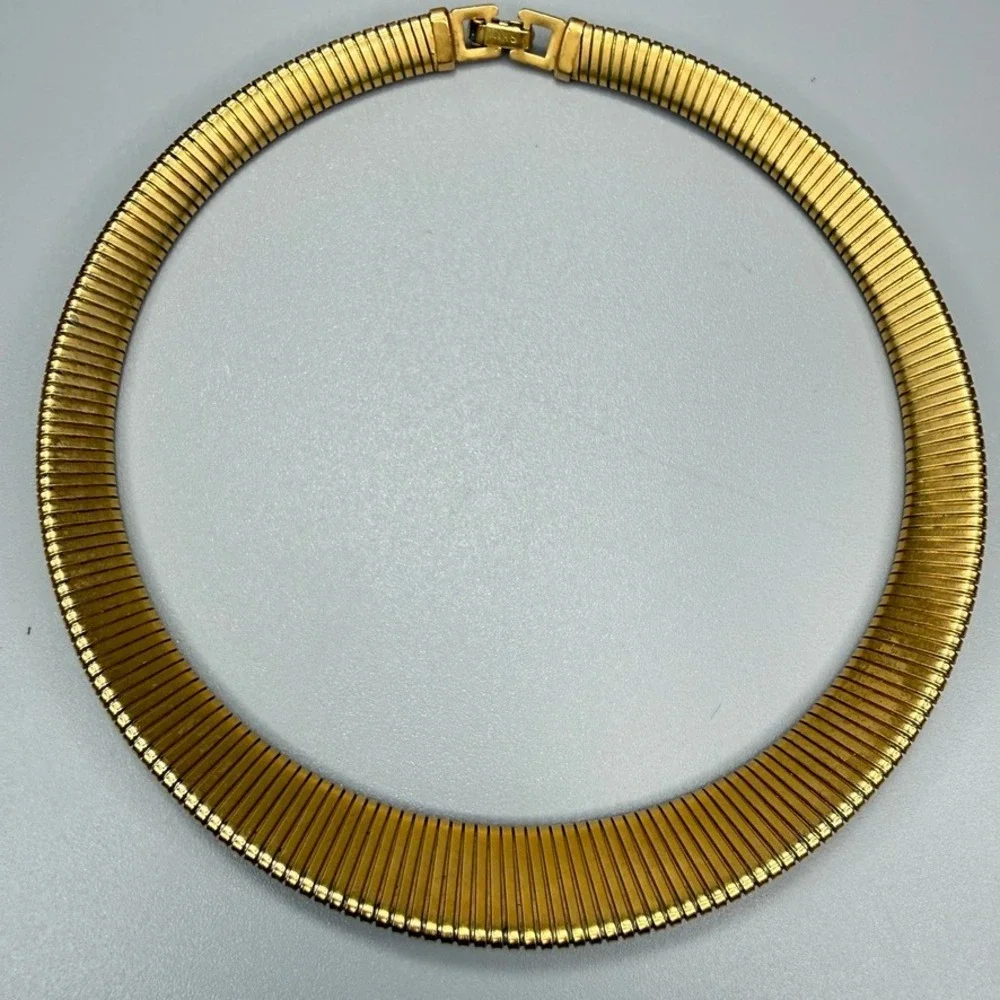 Monet Vintage Gold Tone Ribbed Omega Choker Necklace 15